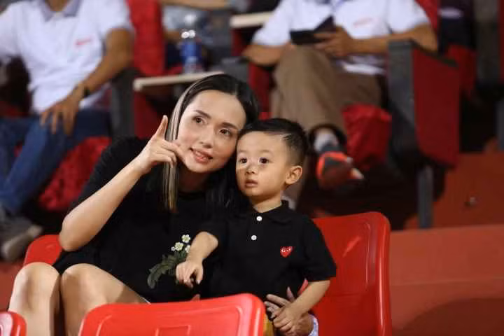 Là bà chủ của một cửa hàng về làm đẹp, nên không quá bất ngờ khi Huyền Mi có gu ăn mặc cực kỳ ấn tượng.