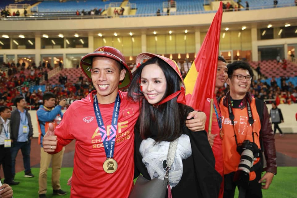 Những bộ cánh của Huyền Mi thường theo xu hướng ít màu nhưng rất thanh lịch, thời thượng, khiến cho người khác phải chú ý.