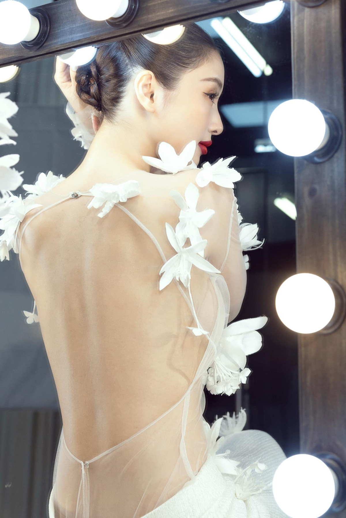 Người hâm mộ bình luận khen ngợi nhan sắc dưới bài đăng của Jun Vũ: "Xinh xuất sắc luôn đó chị ơi, quá đẹp", "Nhìn gợi cảm mà không hề phô nha", "Jun cứ theo style gợi cảm như này là ổn nhất nha",...