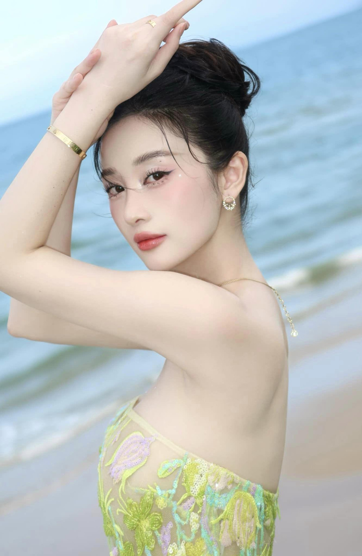 Jun Vũ quyến rũ với trang phục xuyên thấu.