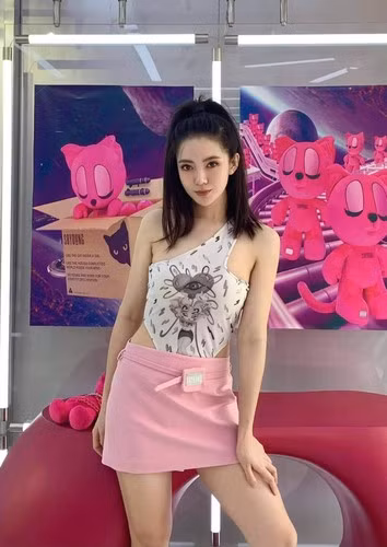 Chẳng cần phụ kiện cầu kỳ nhưng nhan sắc của cựu hot girl làm ai cũng phải xuýt xoa. Cô gây ấn tượng với vóc dáng thon gọn, làn da mịn màng, nhan sắc trẻ trung so với tuổi thật.