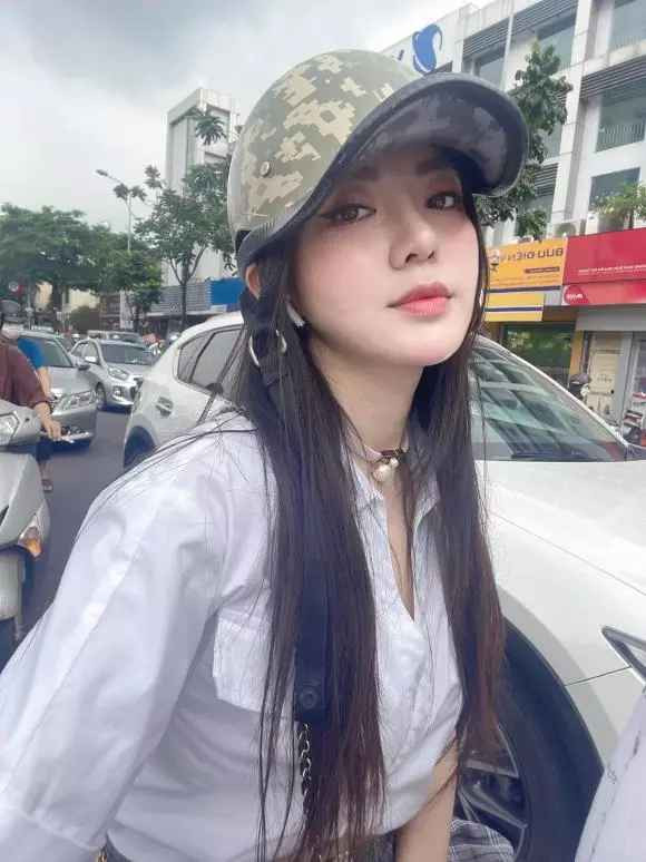 Điển hình mới đây, Tú Linh đã góp mặt trong sự kiện thời trang. Hot mom Hà thành trang điểm nhẹ nhàng, diện một set đồ với 2 màu đen trắng cơ bản.