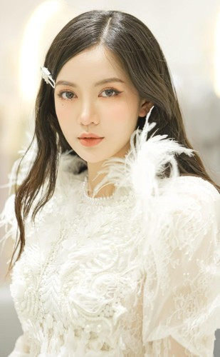 Ngoài ra, trước nhiều tin đồn cho rằng chồng Tú Linh là đại gia cựu hot girl đã từ chối. "Chồng tôi không phải là đại gia. Chúng tôi đang ở trong độ tuổi tương đối trẻ, đang cố gắng rất nhiều cho sự nghiệp và cuộc sống sau", cô nói.