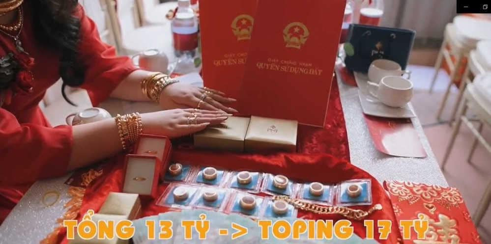 Cụ thể, trong lễ cưới nhà gái mà cụ thể là mẹ cô dâu đã trao cho con gái sổ đỏ 2 căn nhà kèm lời nhắn nhủ đầy tình cảm “Cái nhà này là 100 cây nè. 2 căn nhà này là 200 cây đó. Mà 2 căn nhà này đang cho thuê hết rồi, giờ cho thuê hay không là tùy 2 đứa”.