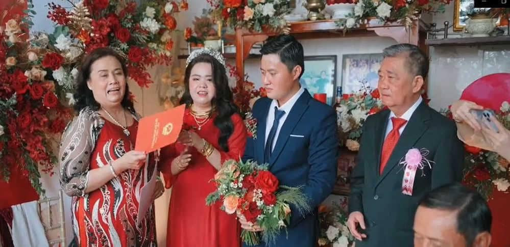 Thậm chí, theo miêu tả của một số bạn bè cô dâu thì cả hai căn nhà là của hồi môn đã được xây cất khang trang, có vị trí đẹp và đang được cho thuê, tiền thiêu nhà mẹ cũng cho luôn con gái và con rể.
