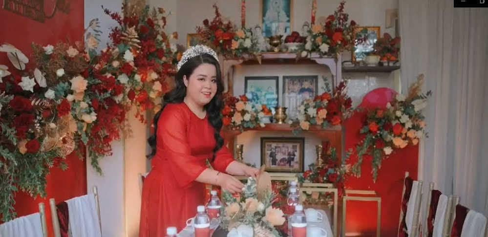 Trong video quay lại cảnh trao của hồi môn, cô dâu thích chí cười khúc khích, vui vẻ khi nhận được nhiều quà có giá trị lớn của mẹ, thái độ của chú rể đã chiếm trọn chú ý.