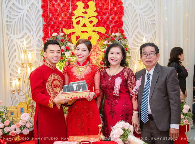 Cũng theo netizen, không rõ chú rể đang chung vui với vợ hay có tâm trạng gì. Thái độ này của anh chàng lập tức chiếm trọn chú ý của dân mạng, mỗi người một ý phán đoán.