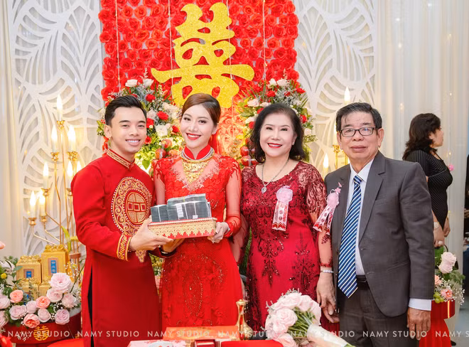 Cũng theo netizen, không rõ chú rể đang chung vui với vợ hay có tâm trạng gì. Thái độ này của anh chàng lập tức chiếm trọn chú ý của dân mạng, mỗi người một ý phán đoán.