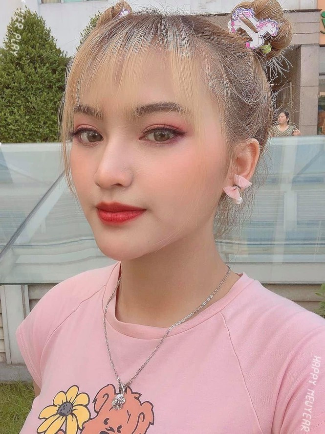 Với niềm đam mê diễn xuất, Ngọc Tuyền mong muốn theo học Khoa Diễn viên ở trường Đại Học Sân Khấu Điện Ảnh. Cô cũng từng góp mặt trong MV Yêu Là Đau Thế Này của ca sĩ Quang Hà và tham gia vào sitcom Chị Em Bất Đắc Dĩ - một dự án phim học đường khá thu hút giới trẻ trên Youtube.