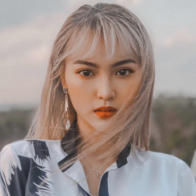 Trước khi tham dự cuộc thi, Ngọc Tuyền có mái tóc bạch kim cá tính không khác gì idol Hàn