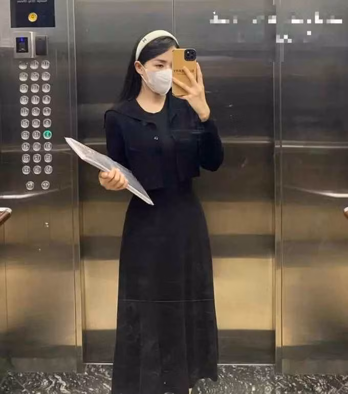 Qua những bộ trang phục đơn giản, bó sát cơ thể lúc hoạt động ngoài trời, cô để lộ vóc dáng chuẩn. Phong cách thời trang của cô khá đa dạng, từ gợi cảm đến nhẹ nhàng, thanh lịch