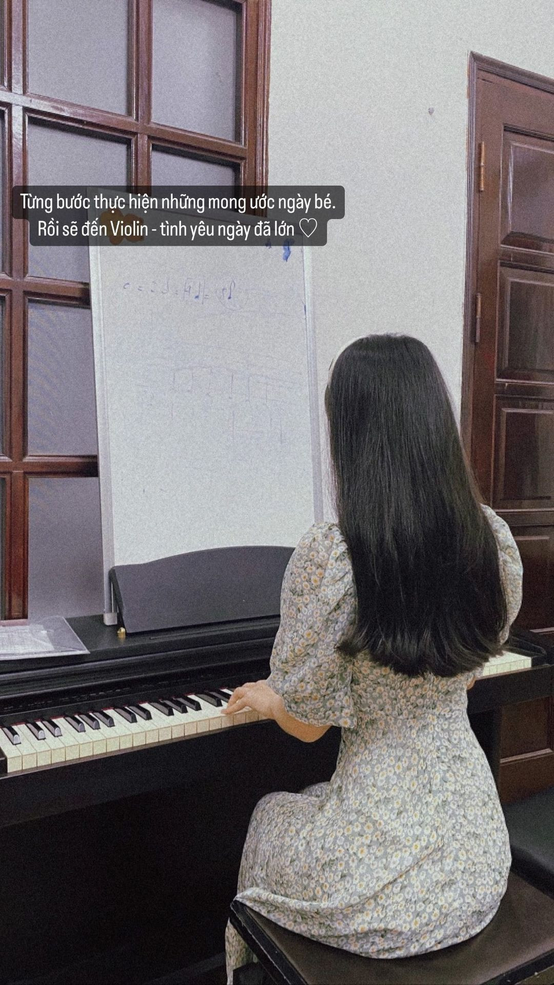 “Ngày bạn thi đấu chung kết mình không thể về cổ vũ. Nhưng mình tin bạn biết rằng sẽ luôn có một ánh mắt luôn dõi theo và ngóng trông bạn từ xa. Bạn bảo sẽ cố mang huy chương vàng về cho mình. Nhưng đối với mình huy chương vàng chính là bạn. Luôn tự hào về bạn”, bạn gái Trọng Hùng nhắn nhủ.