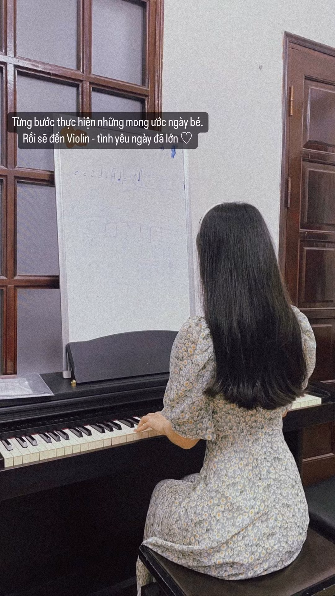 “Ngày bạn thi đấu chung kết mình không thể về cổ vũ. Nhưng mình tin bạn biết rằng sẽ luôn có một ánh mắt luôn dõi theo và ngóng trông bạn từ xa. Bạn bảo sẽ cố mang huy chương vàng về cho mình. Nhưng đối với mình huy chương vàng chính là bạn. Luôn tự hào về bạn”, bạn gái Trọng Hùng nhắn nhủ.