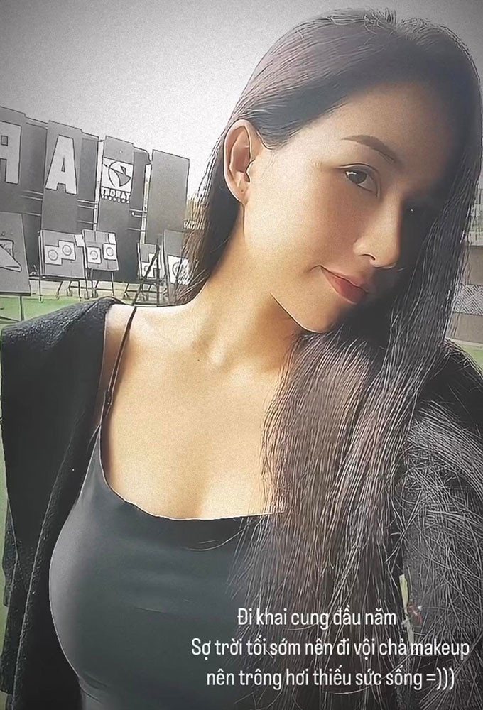 Dựa vào cách Trọng Hùng gắn thẻ nhân vật trong ảnh, nhiều người biết được nửa kia của chân sút quê Thanh Hóa có tên thường gọi là Trang Trang. Người hâm mộ nhận xét, bộ đôi chuẩn hình tượng "trai tài gái sắc".