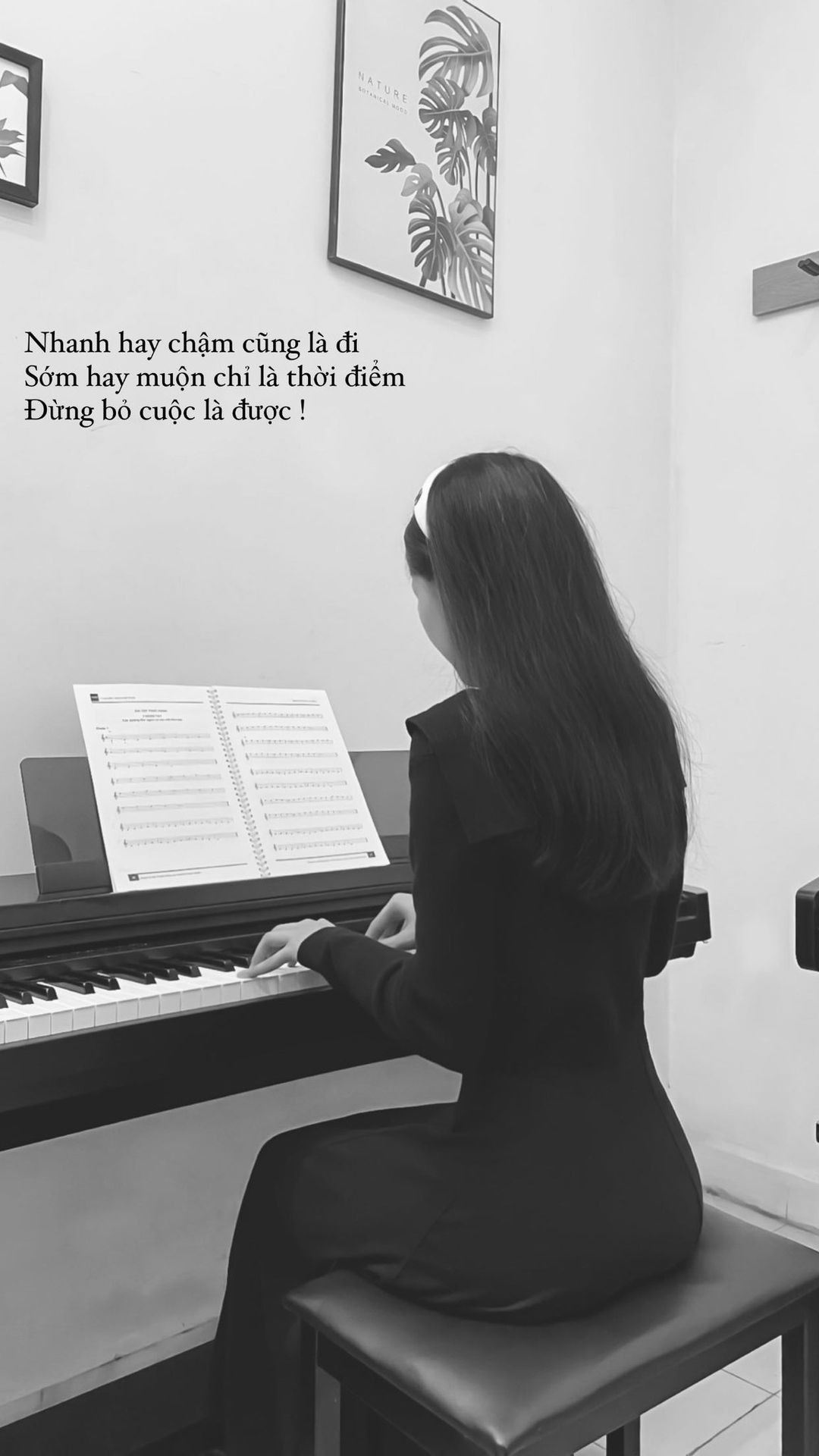 Trang Trang chia sẻ khoảnh khắc học đàn. Cô cho biết, đó là niềm ao ước ngày bé của mình nhưng đến lúc trưởng thành mới có thể theo đuổi (Ảnh: FBNV).