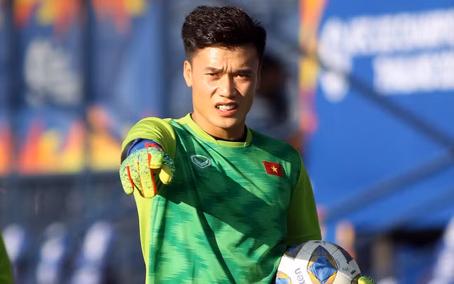 Sau khi có sự xuất hiện của HLV Park Hang-seo hành động "nghịch ngợm" của Tiến Dũng và Việt Anh đã bị ngăn chặn.