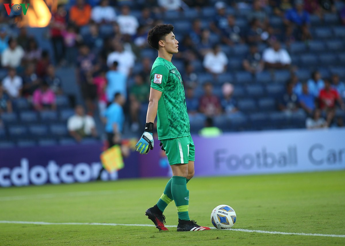 Tuy nhiên, anh vẫn có thể bắt hết trận đấu. Hình ảnh thi đấu lăn xả, chính xác của Tiến Dũng giúp nhiều người hâm mộ cảm thấy yên tâm, khác xa hình ảnh ở SEA Games 2019.