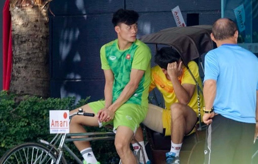 Cụ thể, trong lúc chờ đồng đội xuống tập trung, thủ môn Bùi Tiến Dũng và Bùi Hoàng Việt Anh đã tranh thủ tới ngắm nghía và ngồi thử lên chiếc xích lô kiểu Thái Lan, đây là sản phẩm trưng bày của khách sạn Amari tạo địa điểm chụp ảnh cho khách du lịch và người dân địa phương.