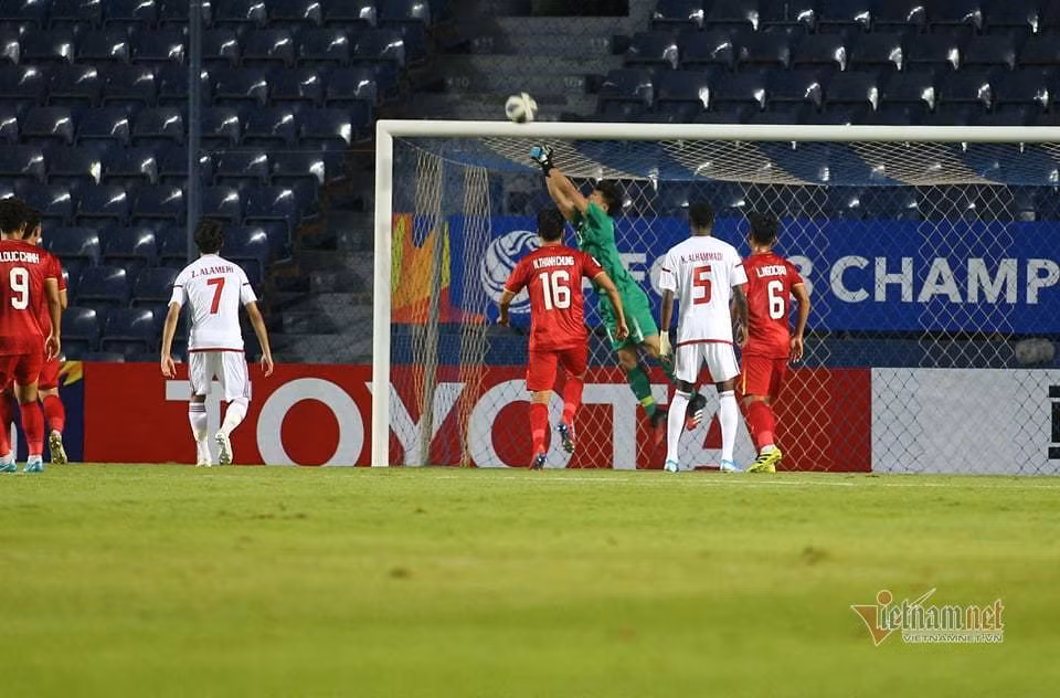 Bùi Tiến Dũng đã có trận bắt chính trước U23 UAE vào ngày 10/1. Anh lấy lại vị trí từ đàn em Văn Toản.