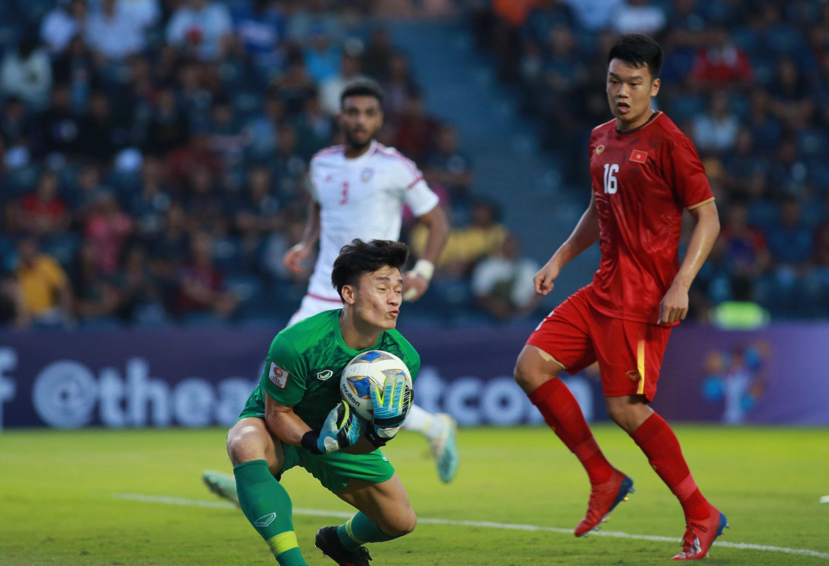 Sau trận hòa với U23 UAE, U23 Việt Nam chia làm 2 nhóm tập luyện vào sáng 11/1. Nhóm đá chính tập nhẹ tại khách sạn, trong khi đó, các cầu thủ dự bị ra sân tập gần khách sạn Amari rèn luyện như ngày thường.