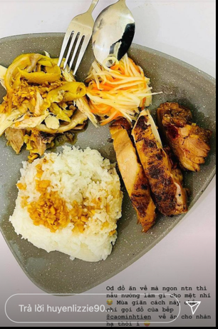 Huyền Lizzie tranh thủ order một phần cơm ăn thật nhanh rồi chuẩn bị đồ ăn đồ uống, sẵn sàng cho những ngày giãn cách đỡ phải đi mua, tiếp xúc nhiều người.