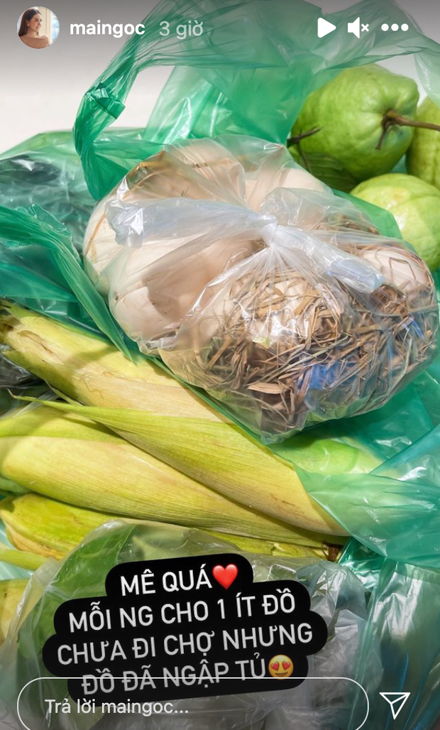 Mai Ngọc còn được kha khá người thân tặng đồ ăn nữa, người thì chục trứng, người thì ít bắp, trái cây... Nhiêu đó thôi cũng đủ ngập tủ lạnh rồi.