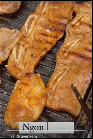 Bạn gái trung vệ Thành Chung thậm chí còn zoom thật sát miếng thịt đang cháy cạnh làm ai nấy đều không kiềm lòng được.