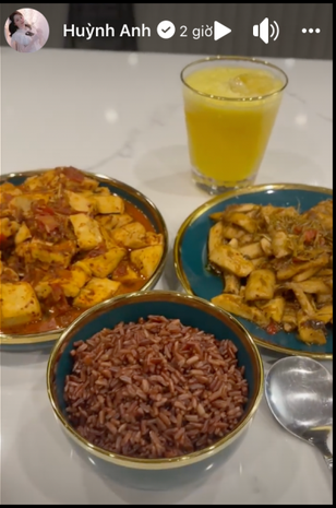 Nhưng món chay của được Huỳnh Anh chuẩn bị tại nhà nhìn đơn giản nhưng cũng khá ngon mắt.