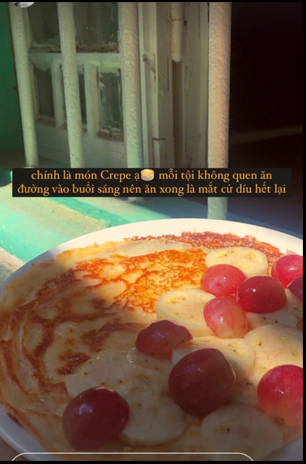 Hồng Khanh tự tay chuẩn bị một phần bánh crepe ngon tuyệt, có chuối và nho không chỉ đẹp mà lại còn healthy.