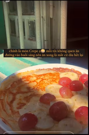 Hồng Khanh tự tay chuẩn bị một phần bánh crepe ngon tuyệt, có chuối và nho không chỉ đẹp mà lại còn healthy.