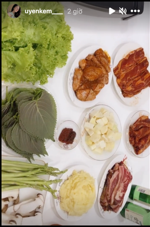 Người yêu của cầu thủ Thành Chung - gái xinh Tố Uyên đã chiêu đãi team qua đường bằng một set nướng tưng bừng trong ngày đầu giãn cách xã hội.