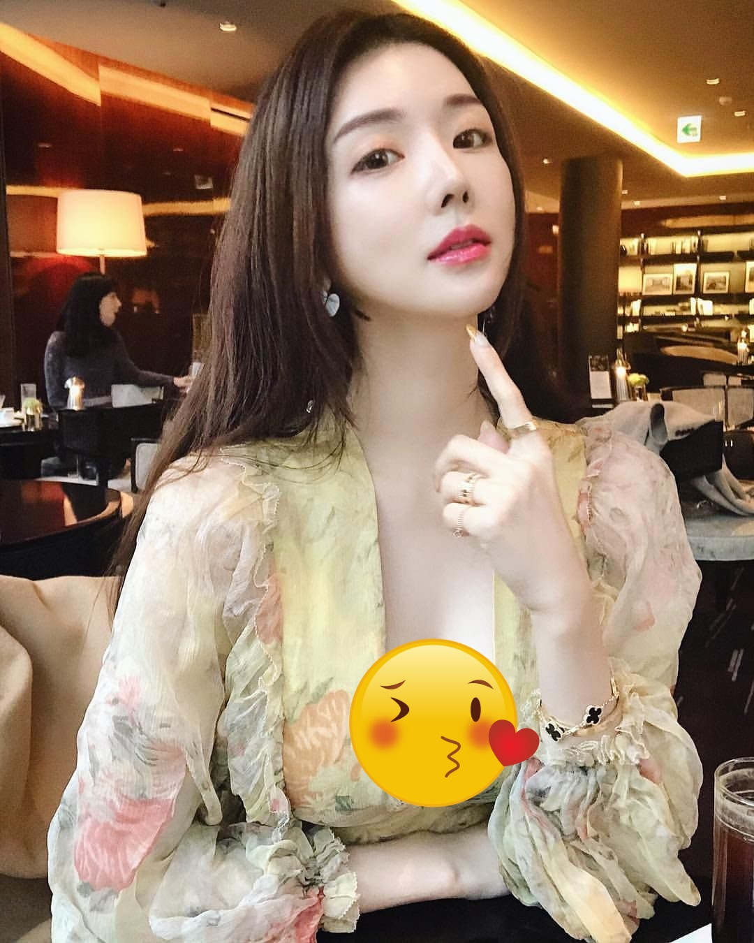 Check-in từ phố tới khách sạn, Yoo Jin đều toát ra thần thái vô cùng sang chảnh.