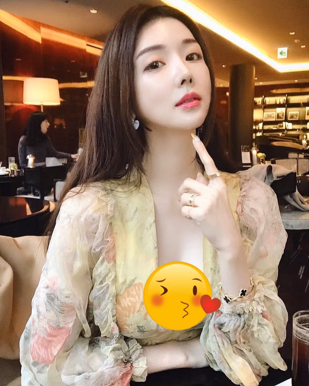 Check-in từ phố tới khách sạn, Yoo Jin đều toát ra thần thái vô cùng sang chảnh.