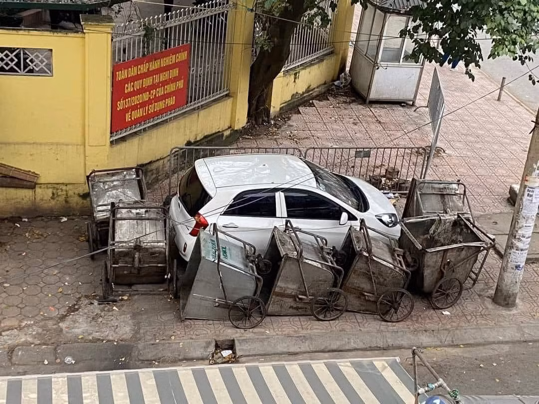 Khi trở lại xe, tài xế chứng kiến cảnh chiếc xe màu trắng của mình đã bị gần chục chiếc xe rác bao vây xung quanh.