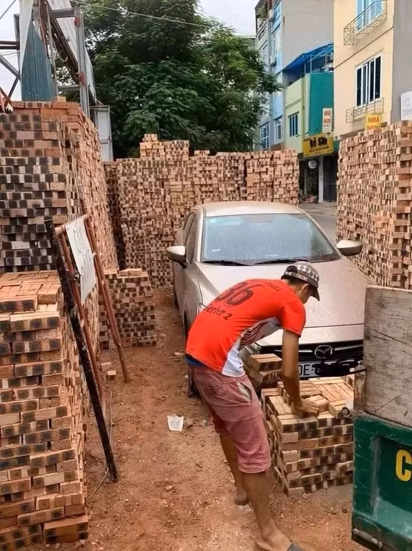 Để xe vào khu tập kết vật liệu xây dựng và nhận cái kết bị... gạch bao vây.