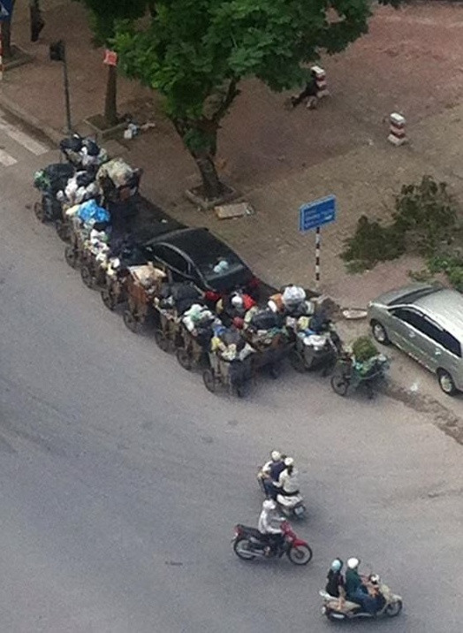Trước đó, trên các diễn đàn mạng liên quan đến xe cộ, loạt hình ảnh về những màn đỗ xe sai quy định được netizen đăng tải. Thậm chí, nhiều người còn rơi vào cảnh khốn khổ khi bị những chiếc xe thu gom đầy ắp rác bao vây.