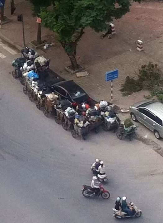 Trước đó, trên các diễn đàn mạng liên quan đến xe cộ, loạt hình ảnh về những màn đỗ xe sai quy định được netizen đăng tải. Thậm chí, nhiều người còn rơi vào cảnh khốn khổ khi bị những chiếc xe thu gom đầy ắp rác bao vây.