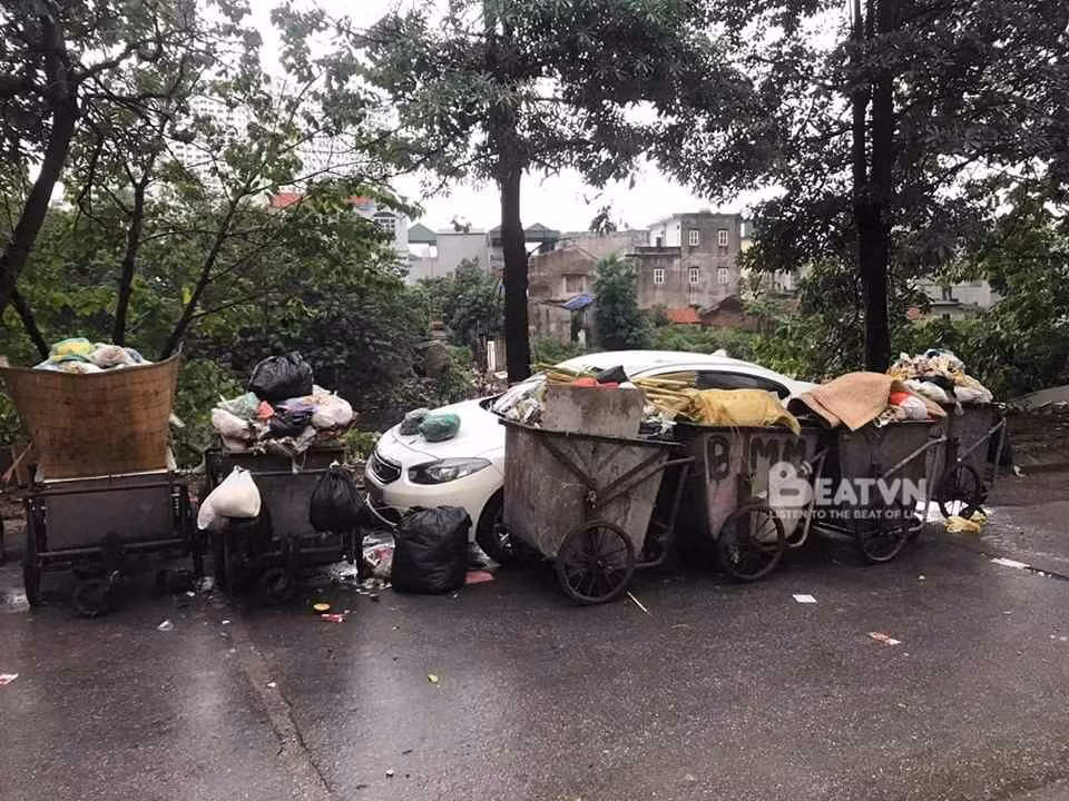 Chỉ vì đỗ xe sai quy định mà chủ xe nhận nguyên món quà là sự bao vây của các xe thu gom rác.