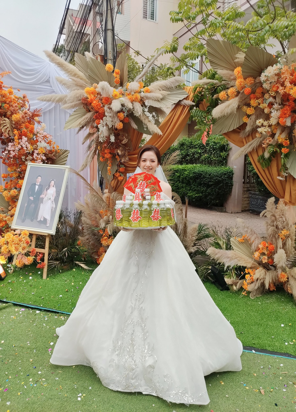 10 lít xăng của hội bạn thân cô dâu Khánh Hoà được đóng vào nhiều chai nhỏ xinh xắn, trang trí đẹp mắt cùng với chữ Hỷ và lời chúc trăm năm hạnh phúc.