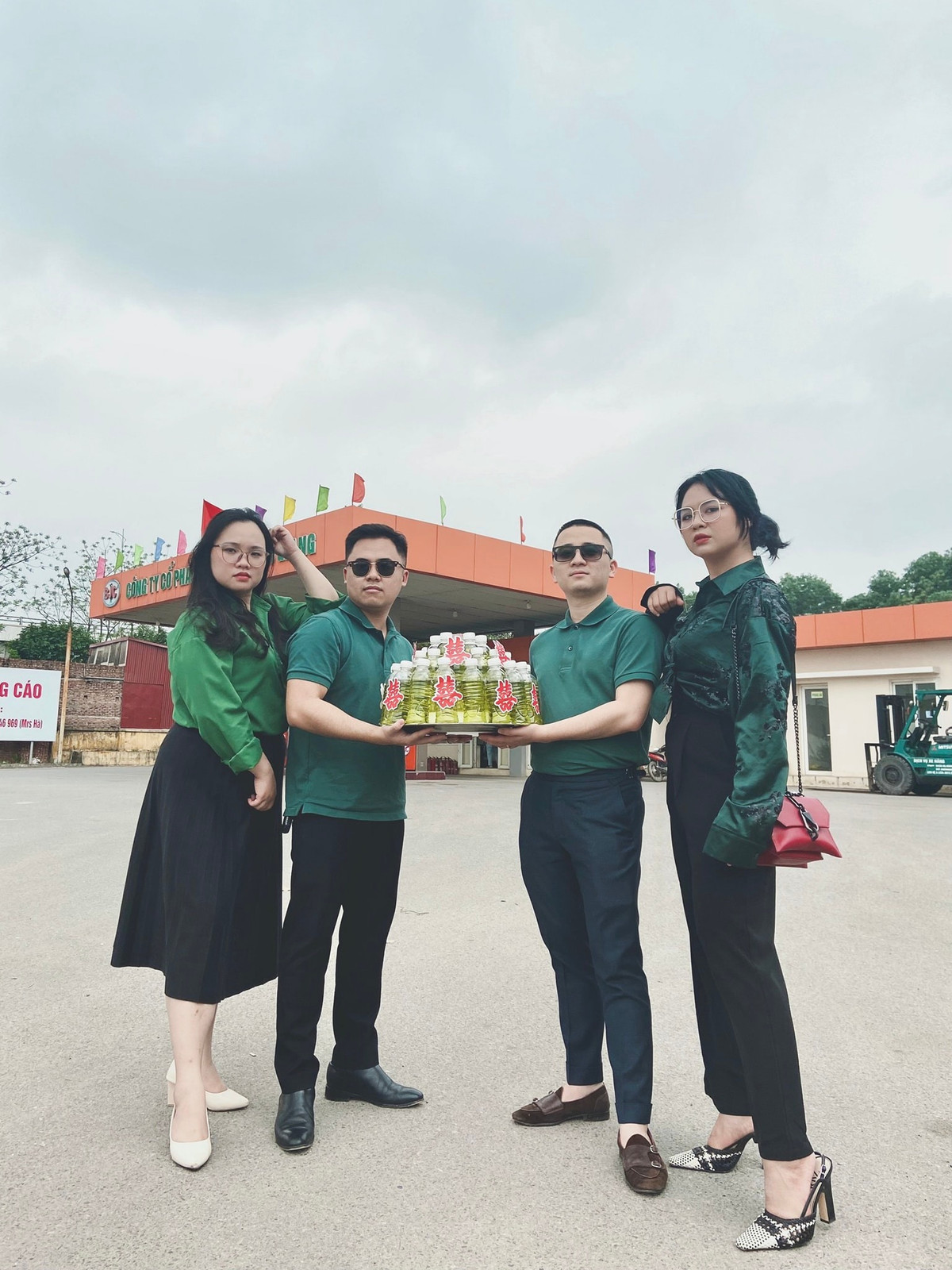 Theo tìm hiểu, nhân vật chính nhận quà mừng cưới là 10 lít xăng của hội bạn thân là Khánh Hoà (sinh năm 1994, quê ở Bắc Giang).