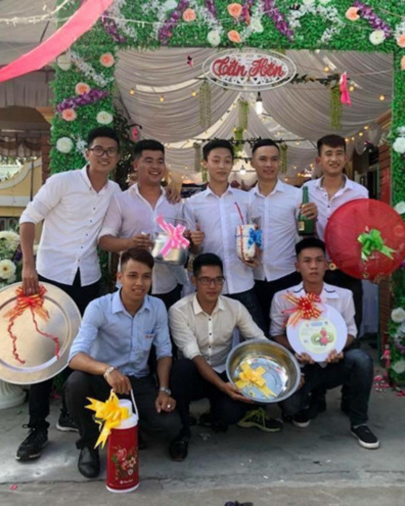 Chia sẻ về ý tưởng độc lạ này, Hoàng Đại - một thành viên trong nhóm bạn thân của cô dâu tiết lộ: "Vì thời điểm giá xăng tăng đang thu hút sự quan tâm và tác động đến cuộc sống của nhiều người. Đồng thời, chúng mình muốn chọn hiện vật có cùng tông màu với trang phục xanh. Chúng mình cũng chọn con số tròn trịa là 10 lít nhằm thể hiện ngụ ý về sự giàu sang phú quý, chúc cô dâu chú rể hạnh phúc trăm năm. Và bao nhiêu chai xăng là bấy nhiêu em bé."