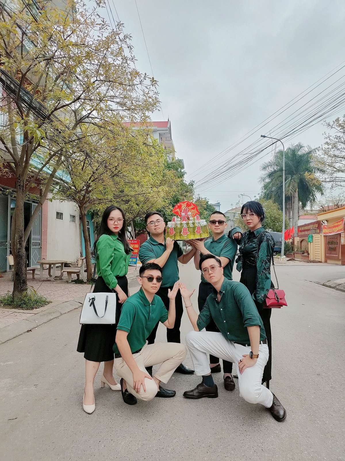 Nói về lý do xuất hiện món quà "có một không hai" này, cô dâu Khánh Hoa chia sẻ: "Cứ mỗi thành viên trong nhóm lập gia đình thì những người còn lại sẽ nghĩ ra các món quà độc đáo để tặng cùng với dresscode. Trước đó, mình chọn tông màu xanh để mọi người tìm kiếm trang phục phù hợp nên vô cùng bất ngờ, không thể nghĩ tới ý tưởng tặng xăng "ton sur ton" này".