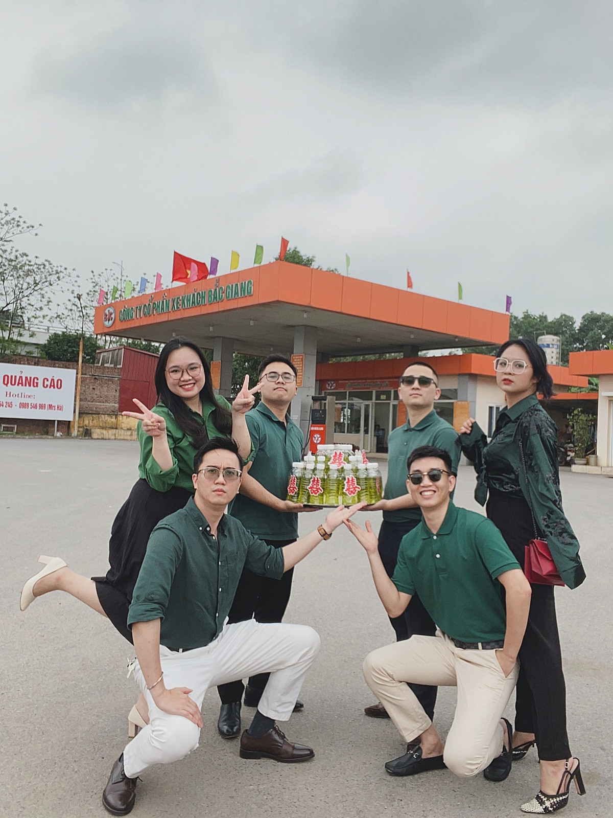 Trước món quà cưới "xa xỉ", Khánh Hoà tỏ vẻ rất thích thú và khá bất ngờ về mức độ "lầy lội" của hội bạn thân. Được biết món quà thiết thực này được chuẩn bị bởi nhóm bạn từ những năm cấp 3 của cô dâu.