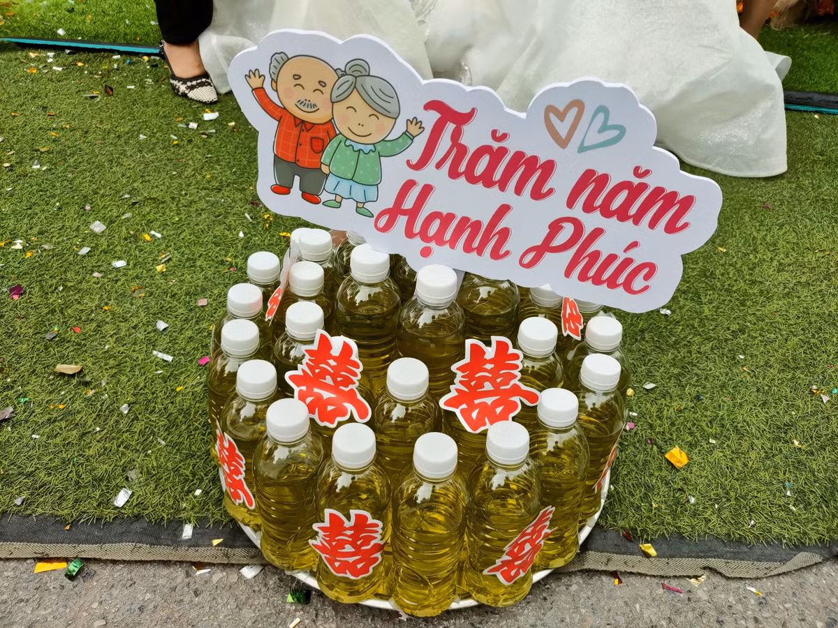 Có thể thấy, ý tưởng của nhóm bạn thân cô dâu thật "táo bạo" và lầy lội. Giỏ quà tặng đã nhanh chóng gây bão mạng chỉ sau vài phút đăng tải.