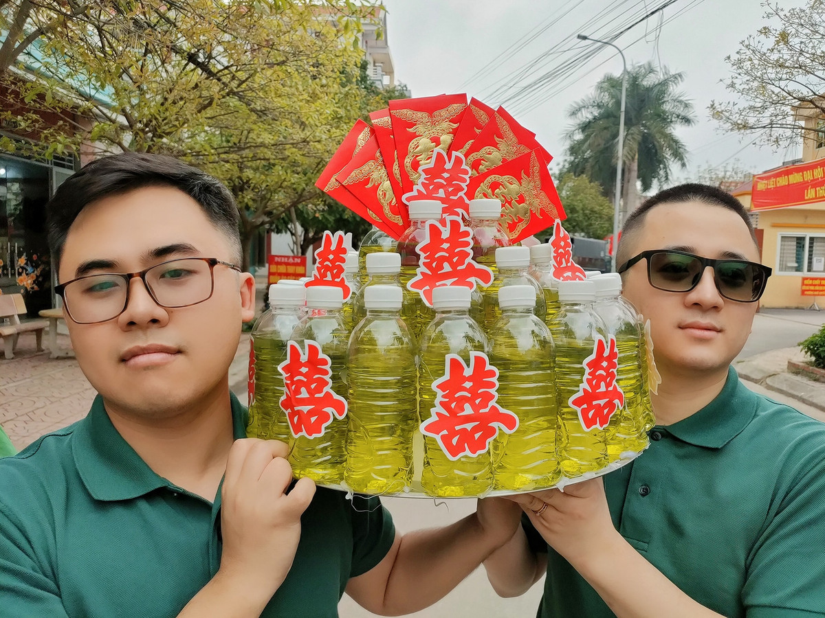 Nhìn vào mâm quà cưới của hội bạn thân lầy lội này, người xem có thể dễ dàng nhận ra sắc xanh óng ảnh của loại quà tặng "xa xỉ" này.