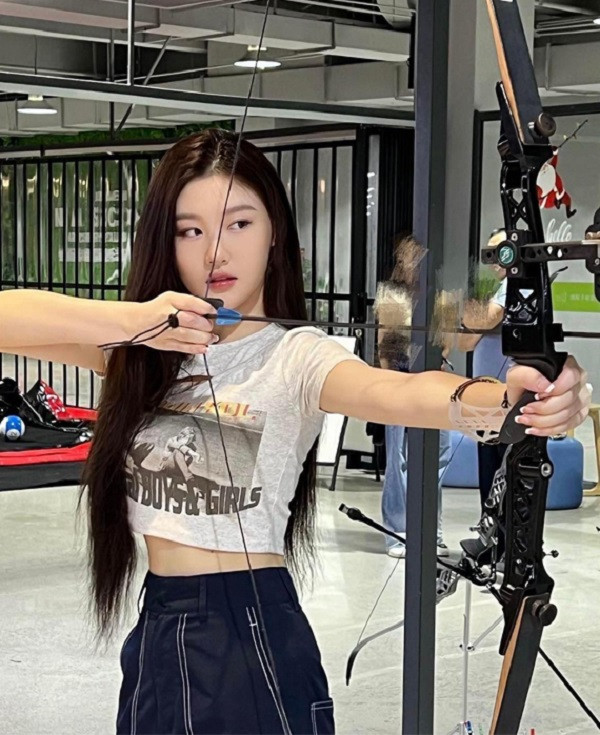 Carina Sitong sinh ngày 8/6, ở Quảng Châu, được mệnh danh là "nữ hoàng phòng gym Trung Quốc" nhờ sở hữu body bốc lửa cùng chiều cao 1m68, đặc biệt là số đo vòng 3 lên đến 102cm.