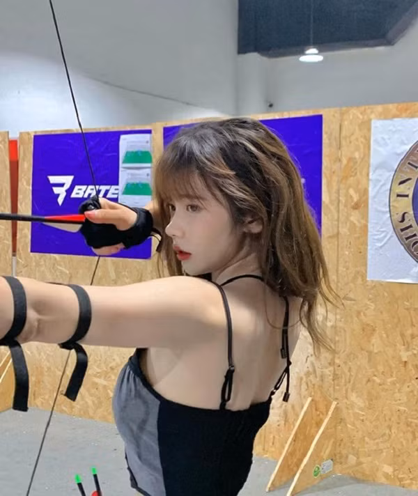 Carina Sitong từng gây chú ý trên sân bắn vì diện đồ ôm sát cơ thể, khoe đường cong chuẩn hot gymer.