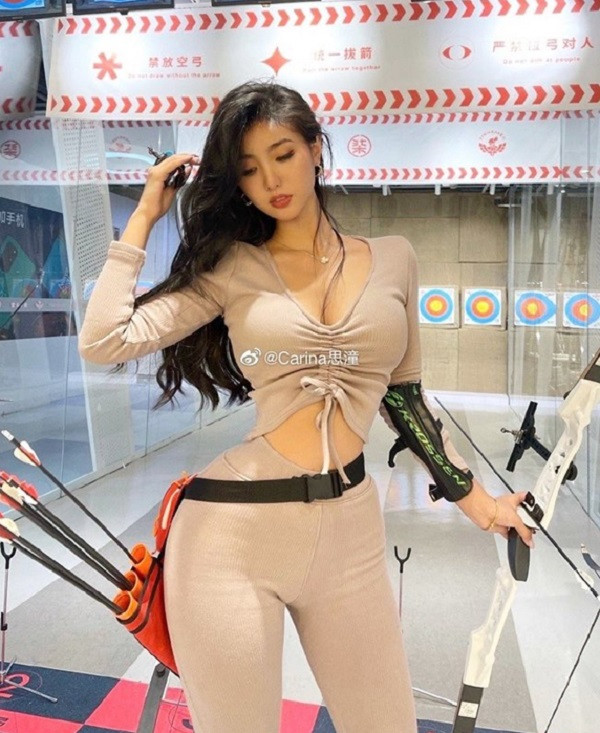Tuy không sở hữu chiều cao quá nổi bật nhưng Chen Zi vẫn thu hút mọi ánh nhìn khi đi bắn cung vì quá xinh đẹp.