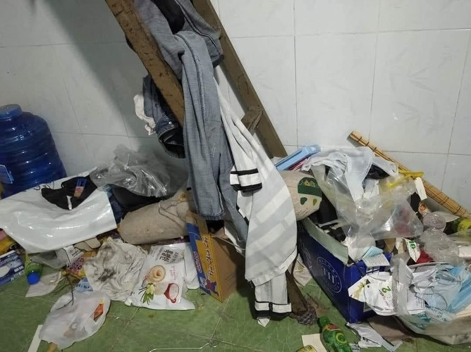 Như trong hình ảnh được chia sẻ, ngôi nhà được để lại trong tình trạng vô cùng bẩn thỉu.