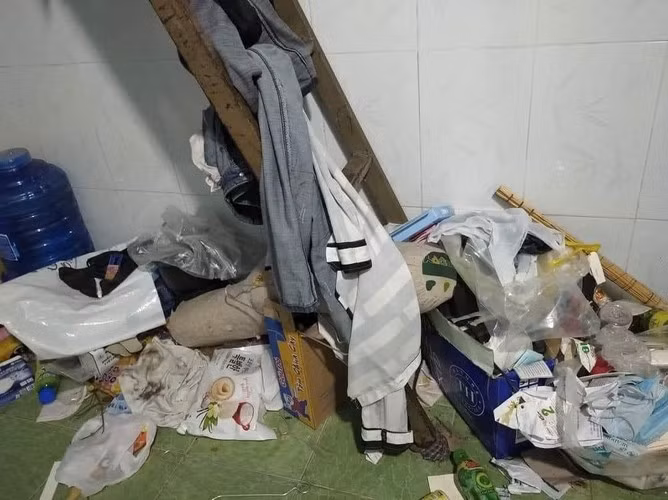 Như trong hình ảnh được chia sẻ, ngôi nhà được để lại trong tình trạng vô cùng bẩn thỉu.